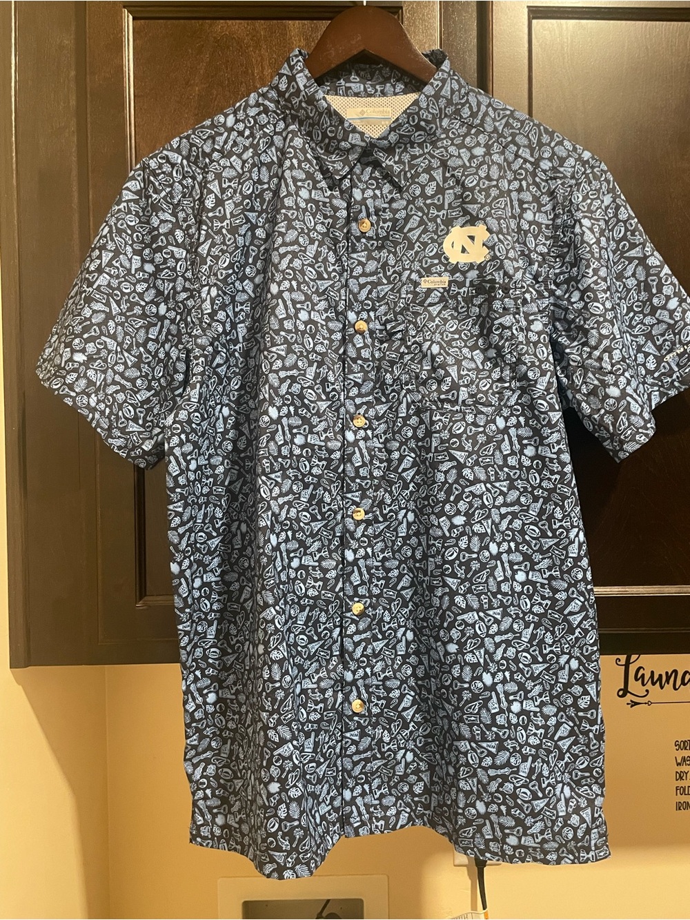 NWOT Columbia Sportswear University of North Carolina button down Medium